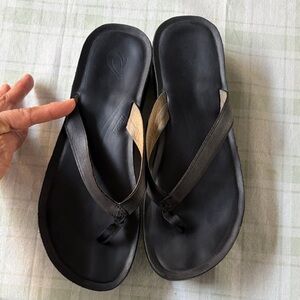 Olukai Mala’e Black Flip Flop Sandals